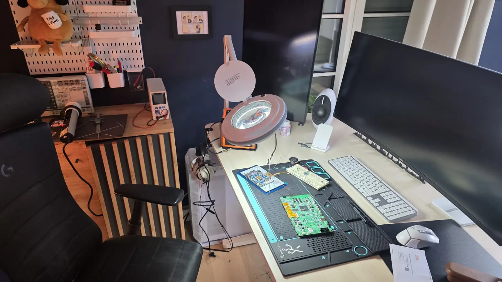 Mos Löt- und Programmierplatz mit Platine, Lötkolben und Bildschirmen