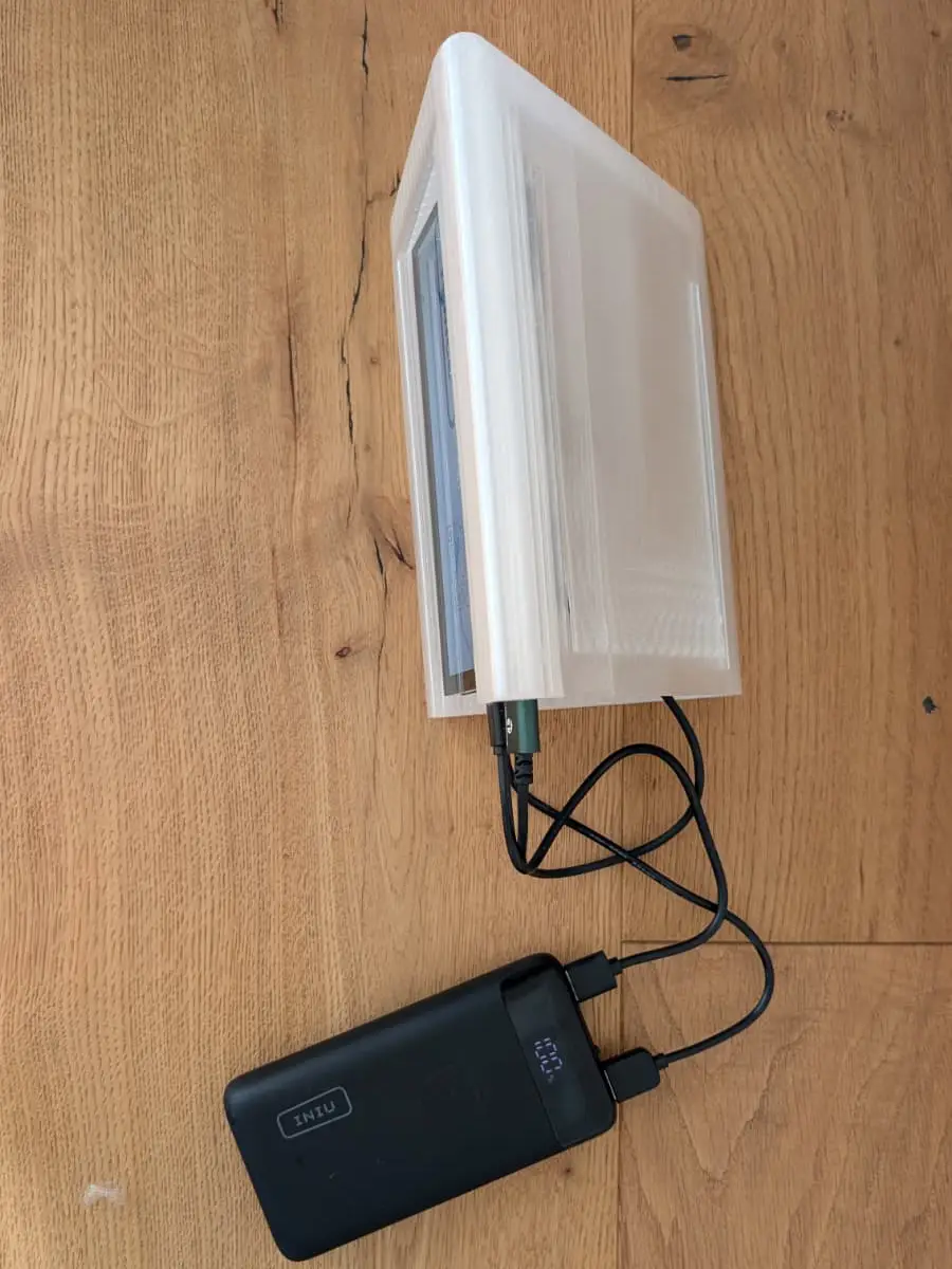 Erster Prototyp von oben mit Kabeln und Powerbank