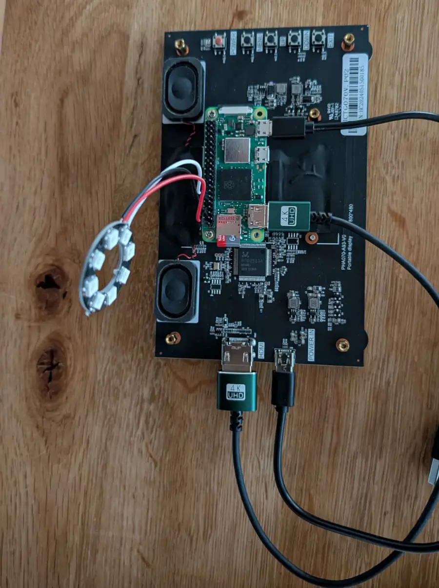 Frisch angelöteter LED-Ring, verbunden mit dem Raspberry Pi